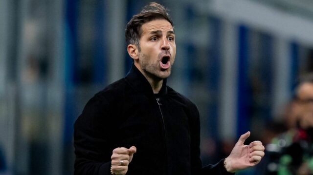 Cesc Fabregas Hlavný tréner Como 1907 kričí počas druhého zápasu semifinále Serie Coppa Italia medzi FC Internazionale a Como 1907 na Stadio Giuseppe Meazza 21. apríla 2026 v Miláne v Taliansku (Foto Giuseppe Maffia/NurPhoto)