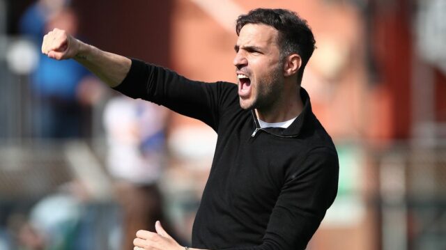 Cesc Fabregas oslavuje víťazstvo na konci zápasu Serie A medzi Como 1907 a Cagliari Calcio na Stadio G. Sinigaglia 10. mája 2025 v Como v Taliansku. 