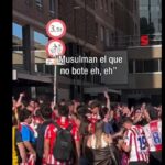 Cestujúci fanúšikovia Atlética Madrid sa pripájajú s islamofóbnymi chorálmi
