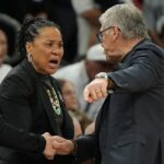 Chaos vypukne v marcovom zápase finále Madness Final Four, keď sa hlavní tréneri stretnú vo vášnivej konfrontácii v umierajúcich sekundách šokovej porážky UConn