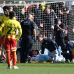 Conor Coady z Charlton Athletic dostáva liečbu