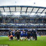 Chelsea odohrala v tejto sezóne na Stamford Bridge len tri zápasy najvyššej súťaže, ktoré v priemere remizovali niečo vyše 18 000.