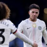 Enzo Fernández z Chelsea si podáva ruku s Marcom Cucurellou z Chelsea po víťazstve ich strán počas zápasu Premier League medzi Crystal Palace a Chelsea v Selhurst Park 25. januára 2026 v Londýne, Anglicko.