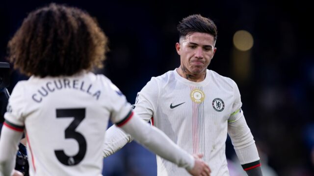 Enzo Fernández z Chelsea si podáva ruku s Marcom Cucurellou z Chelsea po víťazstve ich strán počas zápasu Premier League medzi Crystal Palace a Chelsea v Selhurst Park 25. januára 2026 v Londýne, Anglicko.