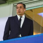 Spolumajiteľ Chelsea Behdad Eghbali pred zápasom osemfinále UEFA 2025/26 medzi Chelsea FC a Paris Saint-Germain FC na Stamford Bridge 17. marca 2026 v Londýne v Anglicku