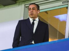 Chelsea čelí nočnej more PSR, keď sa Behdad Eghbali dozvie skutočné náklady na kvalifikáciu Ligy majstrov Spolumajiteľ Chelsea Behdad Eghbali pred zápasom osemfinále UEFA 2025/26 medzi Chelsea FC a Paris Saint-Germain FC na Stamford Bridge 17. marca 2026 v Londýne v Anglicku