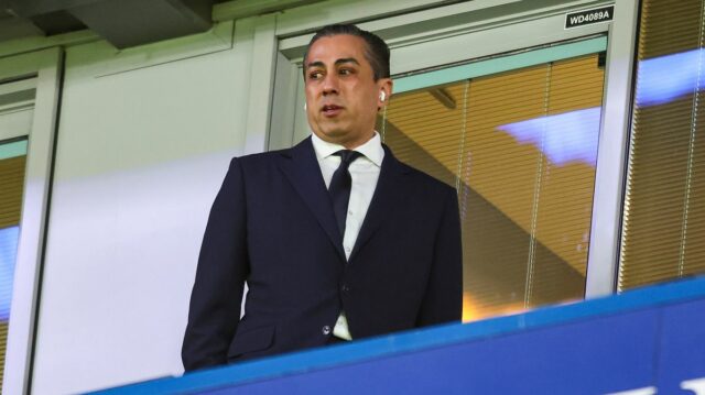 Spolumajiteľ Chelsea Behdad Eghbali pred zápasom osemfinále UEFA 2025/26 medzi Chelsea FC a Paris Saint-Germain FC na Stamford Bridge 17. marca 2026 v Londýne v Anglicku