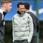Hlavný tréner Liam Rosenior z Chelsea počas tréningu na Chelsea Training Ground 17. apríla 2026 v Cobhame v Anglicku