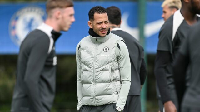 Hlavný tréner Liam Rosenior z Chelsea počas tréningu na Chelsea Training Ground 17. apríla 2026 v Cobhame v Anglicku