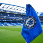 Rohová vlajka FC Chelsea pred zápasom štvrťfinále Ligy majstrov UEFA v druhom zápase medzi Chelsea FC a Real Madrid na Stamford Bridge 18. apríla 2023