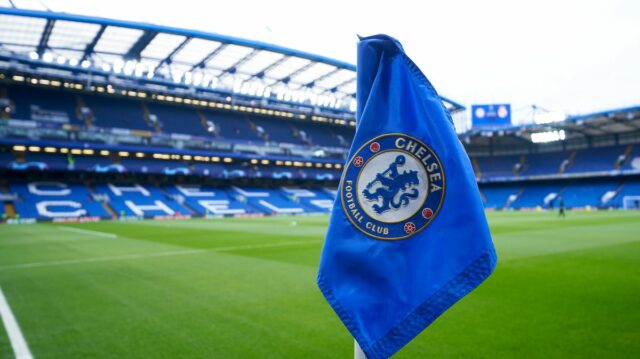 Rohová vlajka FC Chelsea pred zápasom štvrťfinále Ligy majstrov UEFA v druhom zápase medzi Chelsea FC a Real Madrid na Stamford Bridge 18. apríla 2023