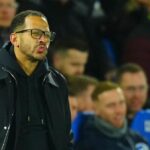 Liam Rosenior stojaci na postrannej čiare