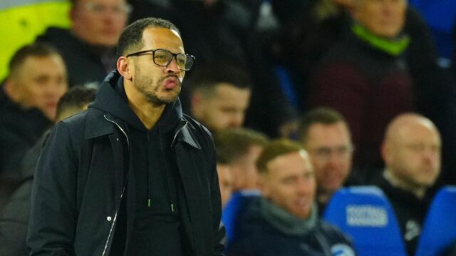 Liam Rosenior stojaci na postrannej čiare