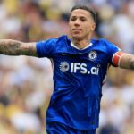 Enzo Fernandez z Chelsea oslavuje