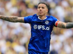 Chelsea porazila Leeds a ukončila tak prehru a zaknihovala si konečný termín Man City FA Cupu – 5 bodov Enzo Fernandez z Chelsea oslavuje