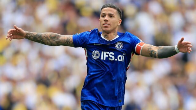   Enzo Fernandez z Chelsea oslavuje 