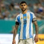 Cristian Romero č. 13 z Argentíny sa pozerá smerom k davu počas druhého polčasu zápasu medzi Argentínou a Venezuelou na Hard Rock Stadium 10. októbra 2025 v Miami Gardens na Floride.