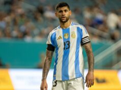 Chelsea poslala Cristianovi Romerovi pokyny na prestup, keď Liam Rosenior škádlil nový náborový plán Cristian Romero č. 13 z Argentíny sa pozerá smerom k davu počas druhého polčasu zápasu medzi Argentínou a Venezuelou na Hard Rock Stadium 10. októbra 2025 v Miami Gardens na Floride.