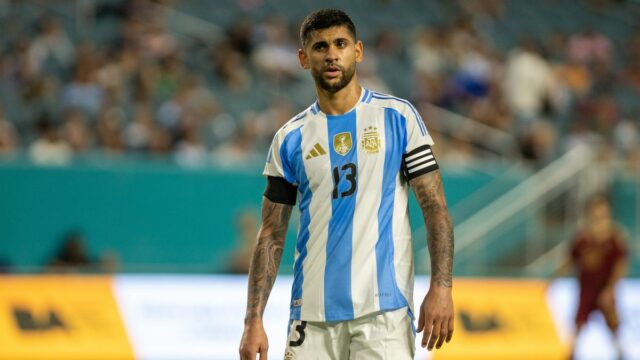 Cristian Romero č. 13 z Argentíny sa pozerá smerom k davu počas druhého polčasu zápasu medzi Argentínou a Venezuelou na Hard Rock Stadium 10. októbra 2025 v Miami Gardens na Floride.