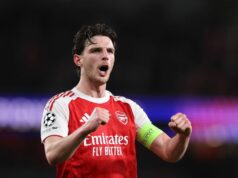 Chelsea práve poskytla Arsenalu obrovskú láskavosť, keď Mikel Arteta odovzdal čerstvý titul LONDÝN, ANGLICKO - 15. apríla: Declan Rice z Arsenalu oslavuje po druhom štvrťfinále Ligy majstrov UEFA 2025/26 medzi Arsenal FC a Sporting Clube de Portugal na štadióne Arsenal 15. apríla 2026 v Londýne v Anglicku. (Foto: Catherine Ivill - AMA/Getty Images)