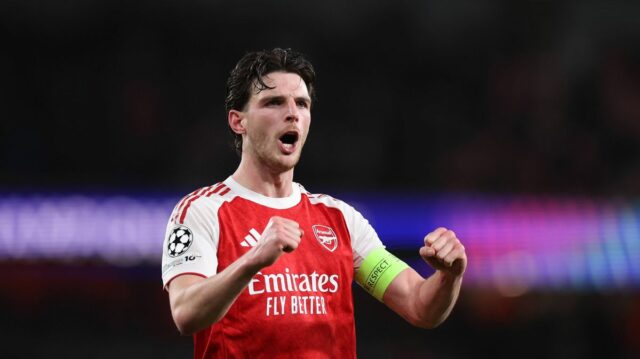 LONDÝN, ANGLICKO - 15. apríla: Declan Rice z Arsenalu oslavuje po druhom štvrťfinále Ligy majstrov UEFA 2025/26 medzi Arsenal FC a Sporting Clube de Portugal na štadióne Arsenal 15. apríla 2026 v Londýne v Anglicku. (Foto: Catherine Ivill - AMA/Getty Images)