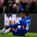 Krídelník Chelsea Estevao reaguje po zranení
