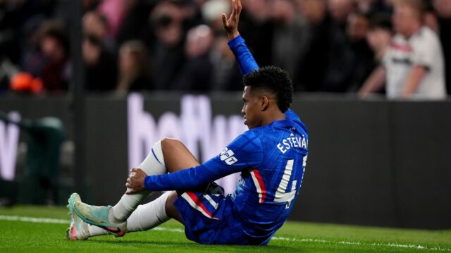 Krídelník Chelsea Estevao reaguje po zranení