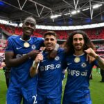 Trevoh Chalobah, Pedro Neto a Marc Cucurella z Chelsea oslavujú