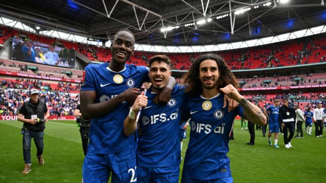 Trevoh Chalobah, Pedro Neto a Marc Cucurella z Chelsea oslavujú 