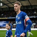 Cole Palmer z Chelsea reaguje pred výkopom počas štvrťfinálového zápasu Emirates FA Cup medzi Chelsea a Port Vale 4. apríla 2026 v Londýne v Anglicku.