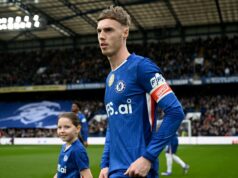 Chelsea sa dozvedela dátum semifinálového zápasu FA Cupu, keďže zápas Premier League bol preložený Cole Palmer z Chelsea reaguje pred výkopom počas štvrťfinálového zápasu Emirates FA Cup medzi Chelsea a Port Vale 4. apríla 2026 v Londýne v Anglicku.