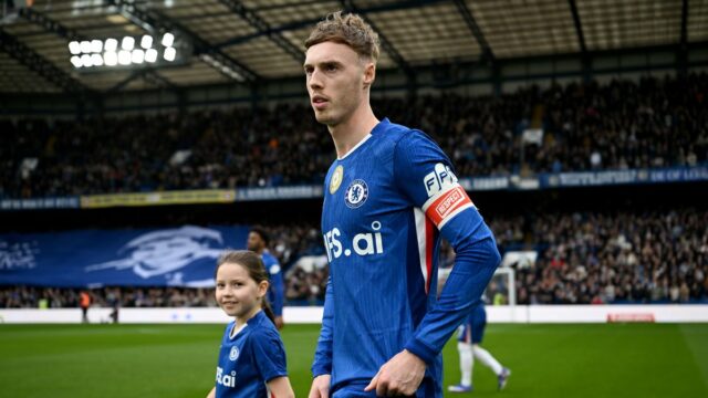 Chelsea sa dozvedela dátum semifinálového zápasu FA Cupu, keďže zápas Cole Palmer z Chelsea reaguje pred výkopom počas štvrťfinálového zápasu Emirates FA Cup medzi Chelsea a Port Vale 4. apríla 2026 v Londýne v Anglicku.