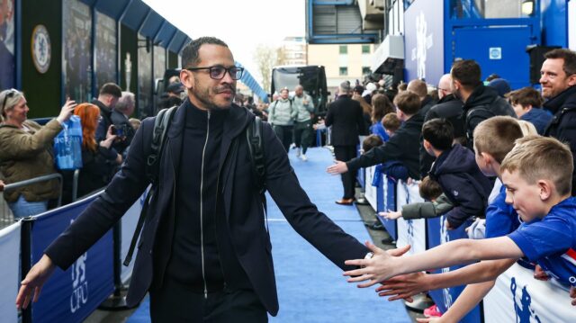 Tréner Chelsea Liam Rosenior prichádza na Stamford Bridge