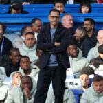 Anglický hlavný tréner Chelsea Liam Rosenior sleduje svoj tím počas futbalového zápasu anglickej Premier League medzi Chelsea a Manchestrom City na Stamford Bridge v Londýne 12. apríla 2026.