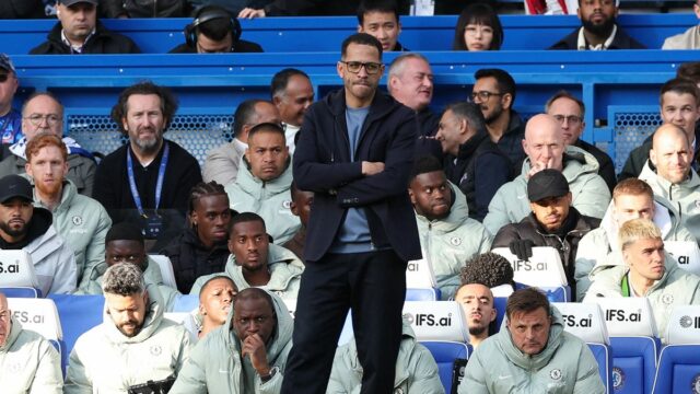 Chelsea sa vyhne scenáru nočnej mory, keď Liam Rosenior objaví Anglický hlavný tréner Chelsea Liam Rosenior sleduje svoj tím počas futbalového zápasu anglickej Premier League medzi Chelsea a Manchestrom City na Stamford Bridge v Londýne 12. apríla 2026.