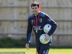 Chelsea sleduje šéfa Premier League, ktorého tím je na stole nad nimi, a hľadá nového manažéra, „ktorý je v súlade s víziou klubu“ Iraola, ktorý opustí svoj súčasný klub na konci tejto sezóny, je jedným z niekoľkých mien, ktoré po minulotýždňovom prepustení Liama Roseniora kontrolujú vyšší hráči Chelsea.