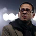 Liam Rosenior, manažér Štrasburgu, sa pozerá na zápas fázy MD4 UEFA Conference League 2025/26 medzi Racing Club de Strasbourg Alsace a Crystal Palace FC na Stade de la Meinau 27. novembra 2025 v Štrasburgu vo Francúzsku.