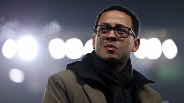 Liam Rosenior, manažér Štrasburgu, sa pozerá na zápas fázy MD4 UEFA Conference League 2025/26 medzi Racing Club de Strasbourg Alsace a Crystal Palace FC na Stade de la Meinau 27. novembra 2025 v Štrasburgu vo Francúzsku.