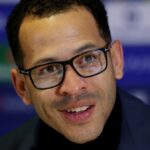 Liam Rosenior hovorí pre médiá na tlačovej konferencii po zápase