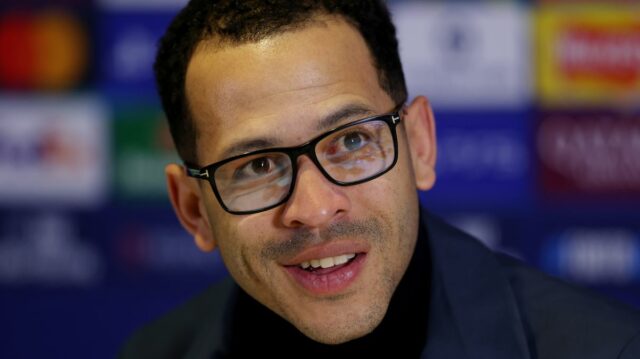 Liam Rosenior hovorí pre médiá na tlačovej konferencii po zápase