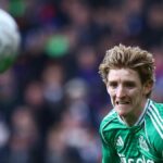 Hviezda Newcastlu United Anthony Gordon sa pozerá