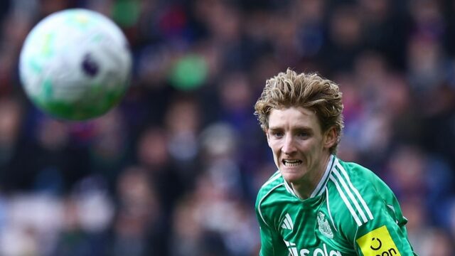 Hviezda Newcastlu United Anthony Gordon sa pozerá 