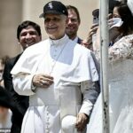 Pápež Lev XIV si stiahol cuketu a nasadil si klobúk White Sox na Námestí sv. Petra, keď sa 11. júna 2025 stretol s novomanželským párom z oblasti Chicaga.