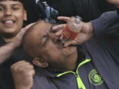 Chlapík s fľašou z Arsenalu to úplne naplnil, pretože memeception ovláda preteky o titul Chlapík s fľašou z Arsenalu to úplne naplnil, pretože memeception ovláda preteky o titul