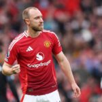 Christian Eriksen strieľa druhý gól svojho tímu z pokutového kopu počas zápasu Premier League medzi Manchester United FC a Aston Villa FC na Old Trafford.