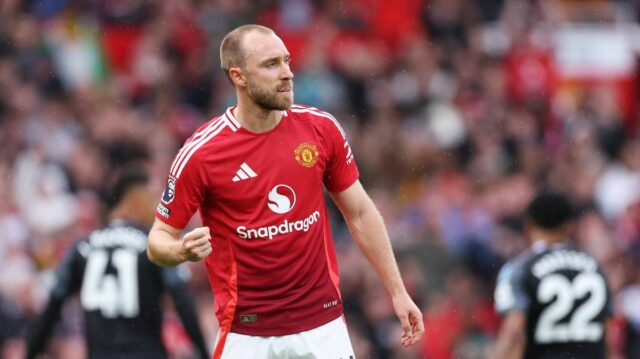 Christian Eriksen strieľa druhý gól svojho tímu z pokutového kopu počas zápasu Premier League medzi Manchester United FC a Aston Villa FC na Old Trafford. 