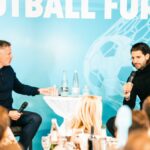 Chvála Jamieho Carraghera pre „budúceho kapitána Liverpoolu“, keď sa spojili pre dobrú vec