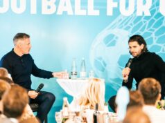 Chvála Jamieho Carraghera pre „budúceho kapitána Liverpoolu“, keď sa spojili pre dobrú vec Chvála Jamieho Carraghera pre „budúceho kapitána Liverpoolu“, keď sa spojili pre dobrú vec