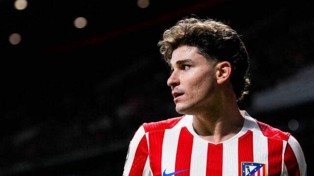 Julian Alvarez sa pozerá