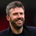 MANCHESTER, ANGLICKO - 15. marca: Hlavný tréner Manchestru United Michael Carrick oslavuje počas zápasu Premier League medzi Manchestrom United a Aston Villou na Old Trafford 15. marca 2026 v Manchestri v Anglicku. (Foto: Marc Atkins/Getty Images)